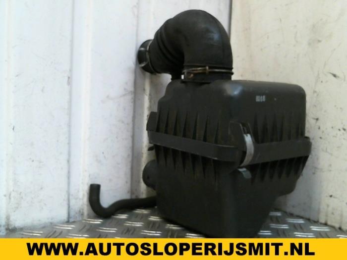 Begagnade Luftfilterhus Daihatsu Sirion/Storia (M1) 1.0 12V Pris € 20,00 Marginaltabell erbjuds av Autodemontagebedrijf Smit