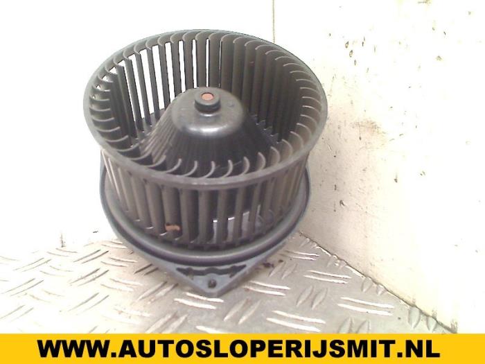Heating and ventilation fan motor from a Opel Agila (A) 1.2 16V 2001