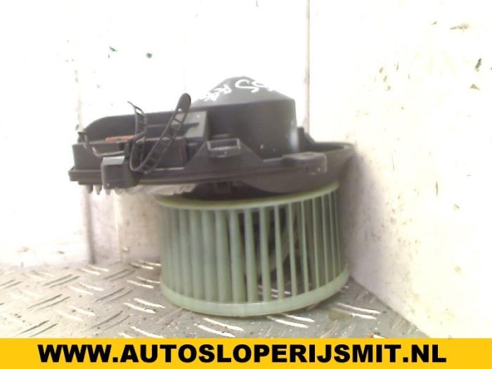Motor de ventilador de calefactor de un Volkswagen Passat Variant (3B5) 1.8 20V 2000
