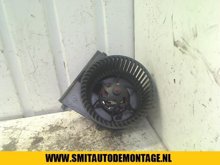 Heating and ventilation fan motor from a Skoda Octavia Combi (1Z5) 1.9 TDI 4x4 2005