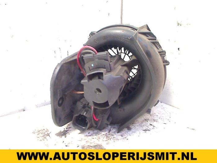 Heating and ventilation fan motor from a Renault Kangoo Express (FC) 1.9 D 55 2002