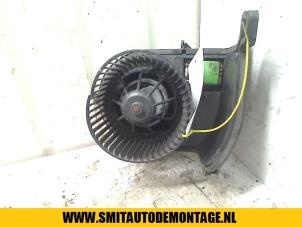 Used Heating and ventilation fan motor Renault Clio II (BB/CB) 1.6 Autom. Price on request offered by Autodemontagebedrijf Smit
