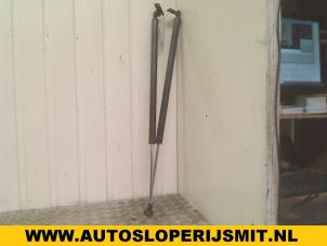 Used Rear shock absorber, left Hyundai H-1/Starex Travel 2.5 TD Price on request offered by Autodemontagebedrijf Smit