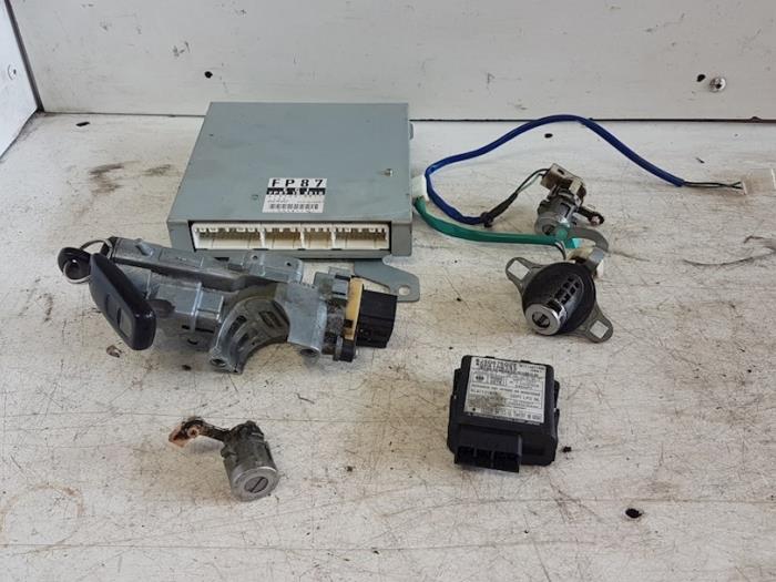 Used Ignition lock + computer Mazda Premacy 1.8 16V Price € 150,00 Margin scheme offered by Autodemontagebedrijf Smit