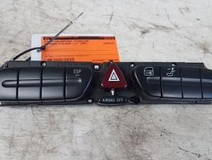 Usados Interruptor de luz de pánico Mercedes C (W203) 2.0 C-200K 16V Precio € 30,00 Norma de margen ofrecido por Autodemontagebedrijf Smit