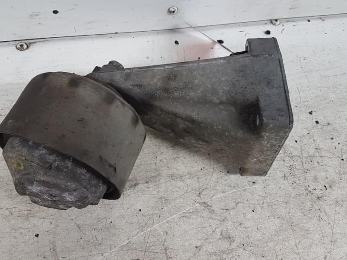 Used Engine mount Mercedes C (W203) 2.0 C-200K 16V Price € 30,00 Margin scheme offered by Autodemontagebedrijf Smit