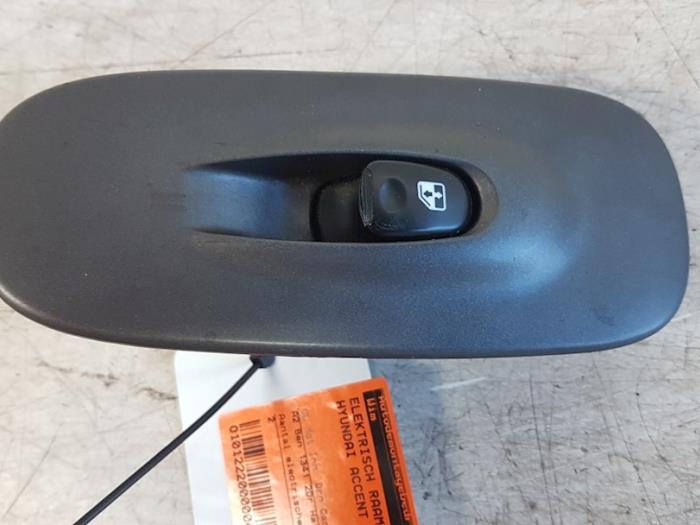 Usados Interruptor de ventanilla eléctrica Hyundai Accent 1.3i 12V Precio € 5,00 Norma de margen ofrecido por Autodemontagebedrijf Smit