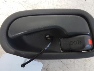 Używane Uchwyt drzwi lewych przednich wersja 4-drzwiowa Daihatsu YRV (M2) 1.3 16V DVVT Cena € 15,00 Procedura marży oferowane przez Autodemontagebedrijf Smit