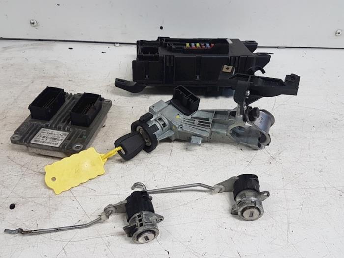Used Ignition lock + computer Fiat Grande Punto (199) 1.4 Price € 145,00 Margin scheme offered by Autodemontagebedrijf Smit