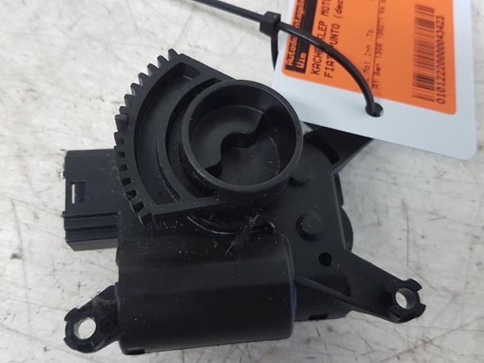 Begagnade Värmarventil, motor Fiat Grande Punto (199) 1.4 Pris € 10,00 Marginaltabell erbjuds av Autodemontagebedrijf Smit