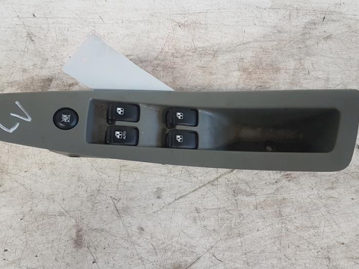 Usados Interruptor combinado de ventanillas Chevrolet Nubira Wagon (J100) 1.8 16V Precio € 30,00 Norma de margen ofrecido por Autodemontagebedrijf Smit