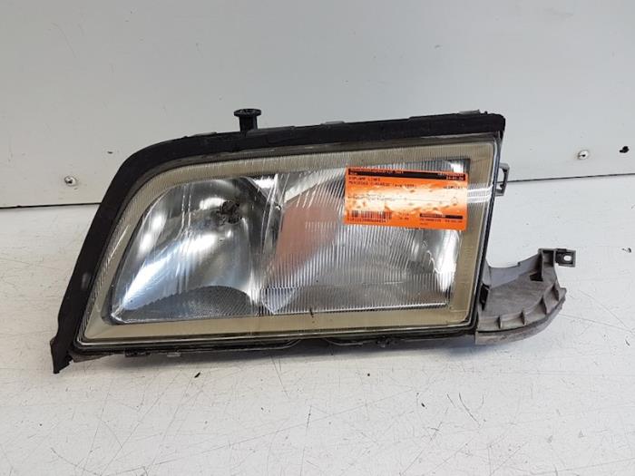 Używane Reflektor lewy Mercedes C (W202) 1.8 C-180 16V Cena € 30,00 Procedura marży oferowane przez Autodemontagebedrijf Smit