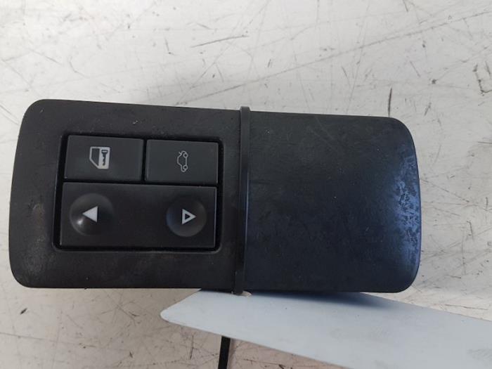 Usados Interruptor combinado de ventanillas Opel Vectra C 2.2 DTI 16V Precio € 20,00 Norma de margen ofrecido por Autodemontagebedrijf Smit