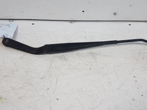 Used Front wiper arm Ssang Yong Rexton 2.9 TD RJ 290 Price € 15,00 Margin scheme offered by Autodemontagebedrijf Smit