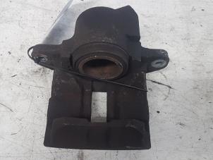 Used Front brake calliperholder, left Renault Twingo II (CN) 1.2 16V Price € 10,00 Margin scheme offered by Autodemontagebedrijf Smit