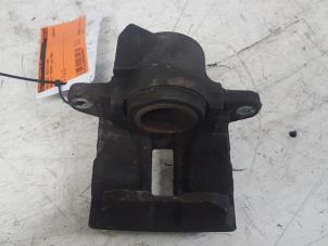 Used Front brake calliperholder, right Renault Twingo II (CN) 1.2 16V Price € 10,00 Margin scheme offered by Autodemontagebedrijf Smit