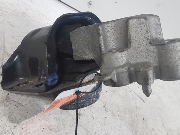 Used Engine mount Renault Twingo II (CN) 1.2 16V Price € 15,00 Margin scheme offered by Autodemontagebedrijf Smit