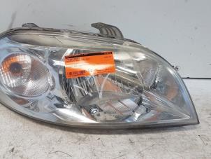 Używane Reflektor prawy Chevrolet Aveo (256) 1.4 16V Cena € 70,00 Procedura marży oferowane przez Autodemontagebedrijf Smit
