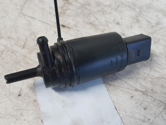 Rear screen washer pump from a BMW 5 serie Touring (E39) 530d 24V 2000