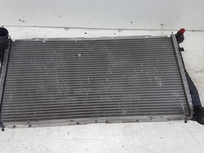 Usagé Radiateur BMW 5 serie Touring (E39) 530d 24V Prix € 25,00 Règlement à la marge proposé par Autodemontagebedrijf Smit