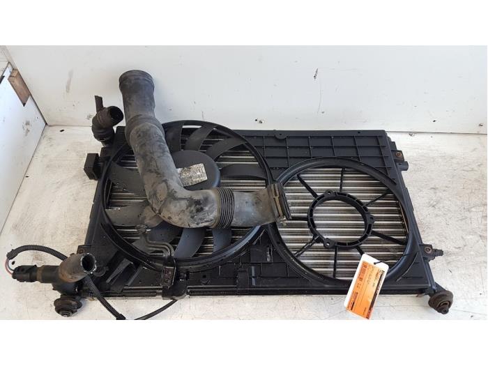 Usagé Radiateur Volkswagen Caddy III (2KA,2KH,2CA,2CH) 2.0 SDI Prix € 75,00 Règlement à la marge proposé par Autodemontagebedrijf Smit