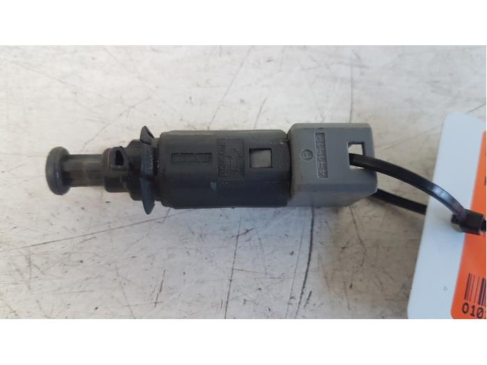 Używane Przelacznik sprzegla Renault Master II (FD/HD) 2.5 dCi 16V 100 Cena € 10,00 Procedura marży oferowane przez Autodemontagebedrijf Smit