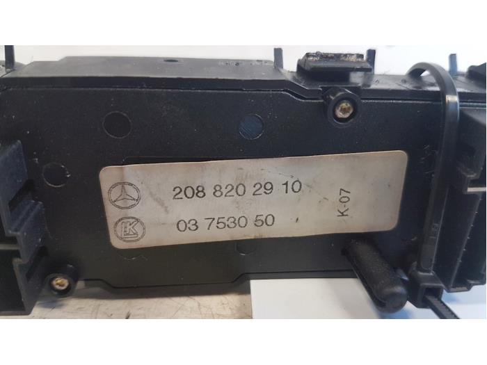 Multi-functional window switch from a Mercedes-Benz CLK (W208) 2.0 200 16V 2000