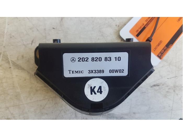 Alarm sensor van een Mercedes-Benz CLK (W208) 2.0 200 16V 2000