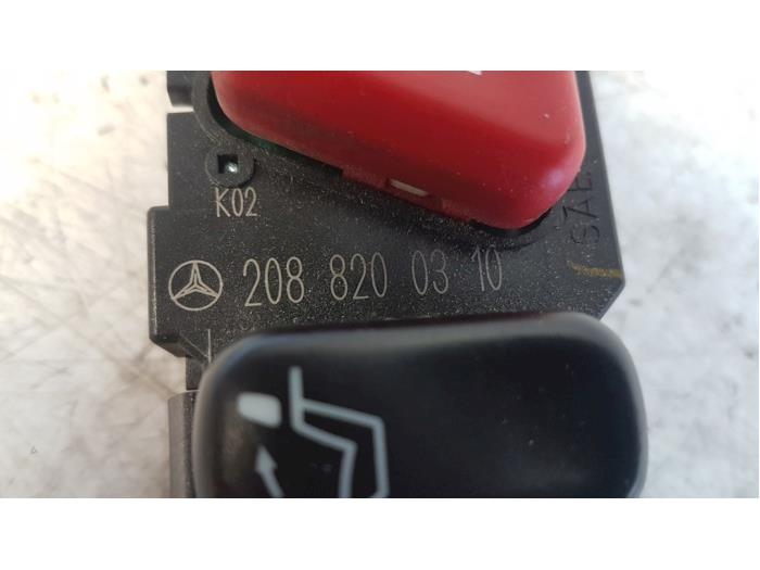 Panikbeleuchtung Schalter van een Mercedes-Benz E (W210) 2.2 E-220 CDI 16V 1999
