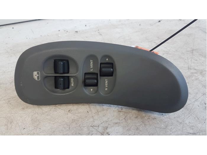 Usados Interruptor combinado de ventanillas Chrysler Voyager/Grand Voyager (RG/RS) 2.5 CRD 16V Precio € 25,00 Norma de margen ofrecido por Autodemontagebedrijf Smit