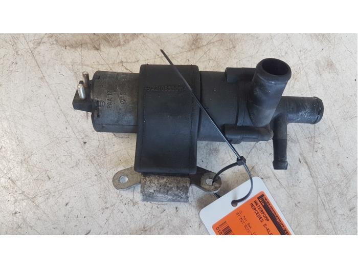 Begagnade Vattenpump Mercedes E (W210) 2.2 E-220 CDI 16V Pris € 15,00 Marginaltabell erbjuds av Autodemontagebedrijf Smit