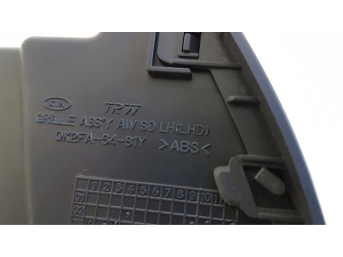 Kratka wentylacyjna deski rozdzielczej z Kia Carens II (FJ) 2.0i CVVT 16V 2005