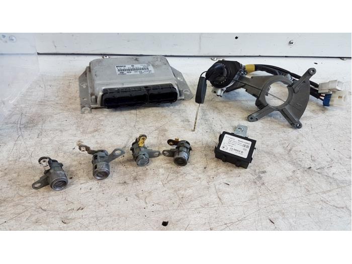 Used Ignition lock + computer Hyundai H-1/H-200 2.5 CRDi Powervan Price € 200,00 Margin scheme offered by Autodemontagebedrijf Smit