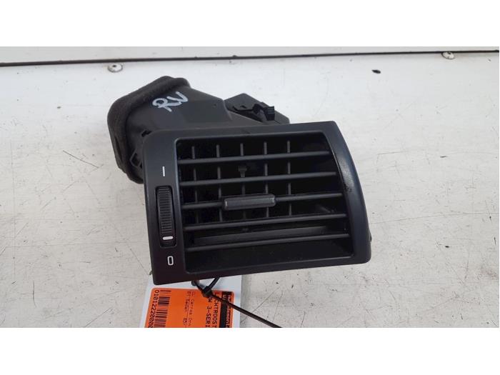 Dashboard vent from a BMW 3 serie (E46/4) 320i 24V 2001