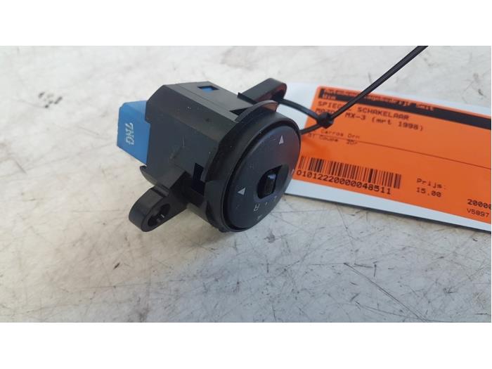 Usados Interruptor de retrovisor Mazda MX-3 (EC) Precio € 15,00 Norma de margen ofrecido por Autodemontagebedrijf Smit