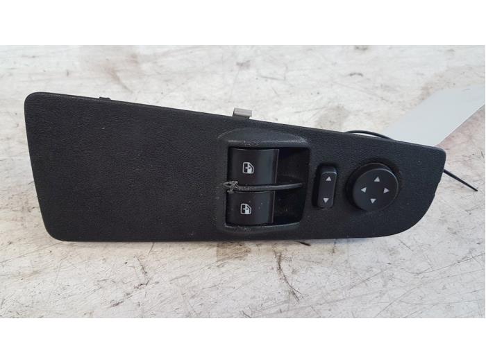 Usados Interruptor combinado de ventanillas Fiat Grande Punto (199) 1.4 Precio € 10,00 Norma de margen ofrecido por Autodemontagebedrijf Smit
