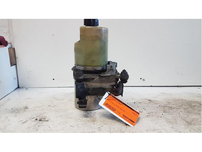 Used Power steering pump Ford Focus 2 Wagon 2.0 TDCi 16V Price € 40,00 Margin scheme offered by Autodemontagebedrijf Smit