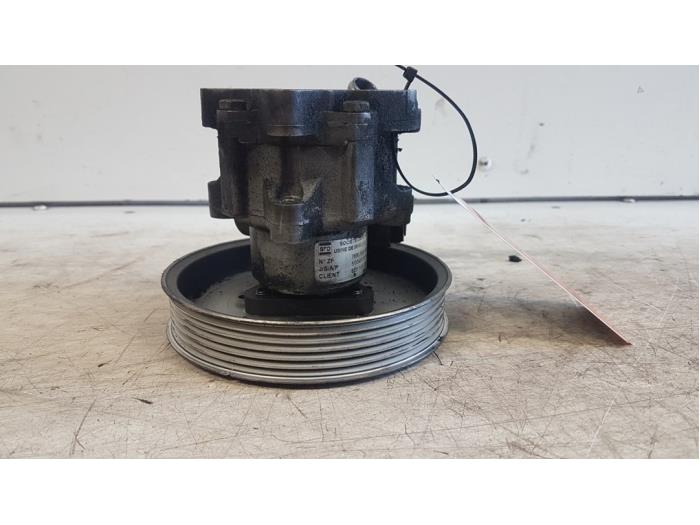 Usagé Pompe de direction Audi A4 Avant (B6) 2.5 TDI 24V Prix € 10,00 Règlement à la marge proposé par Autodemontagebedrijf Smit