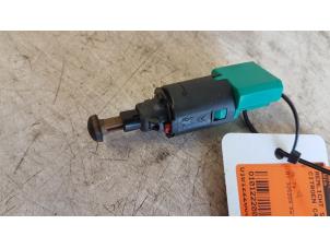 Used Brake light switch Citroen C4 Coupé (LA) 1.6 16V Price € 10,00 Margin scheme offered by Autodemontagebedrijf Smit
