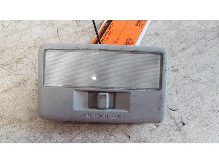 Begagnade Innerbelysning, bak Mazda 5 (CR19) 2.0i 16V Pris € 15,00 Marginaltabell erbjuds av Autodemontagebedrijf Smit