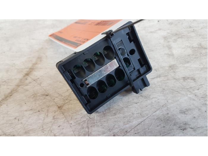 Begagnade Regnsensor Mazda 5 (CR19) 2.0i 16V Pris € 20,00 Marginaltabell erbjuds av Autodemontagebedrijf Smit
