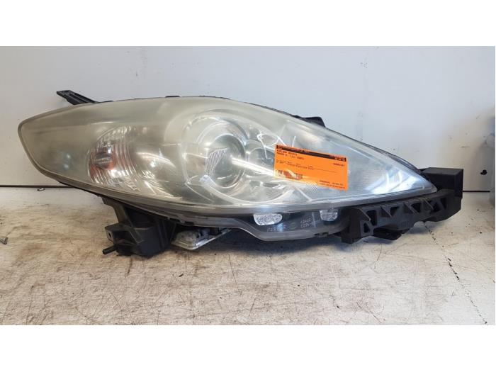Używane Reflektor prawy Mazda 5 (CR19) 2.0i 16V Cena € 60,00 Procedura marży oferowane przez Autodemontagebedrijf Smit
