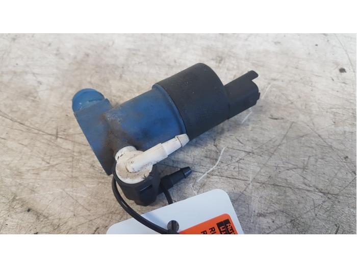 Windscreen washer pump from a Renault Clio III (BR/CR) 1.6 16V 2007