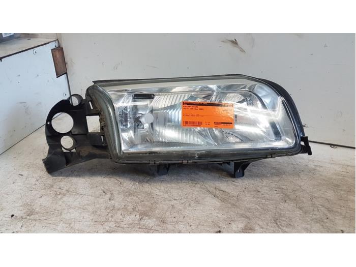 Używane Reflektor prawy Volvo S80 (TR/TS) 2.9 T6 24V Cena € 70,00 Procedura marży oferowane przez Autodemontagebedrijf Smit