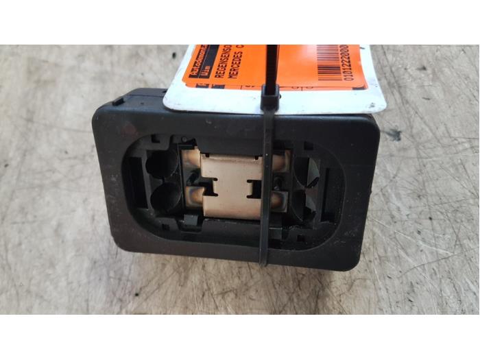 Begagnade Regnsensor Mercedes C Combi (S203) 2.2 C-200 CDI 16V Pris € 10,00 Marginaltabell erbjuds av Autodemontagebedrijf Smit