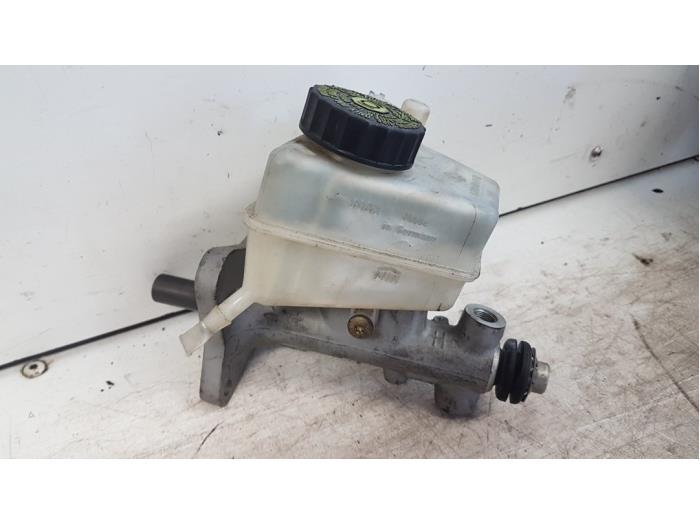 Master cylinder from a Mercedes-Benz C Combi (S203) 2.2 C-200 CDI 16V 2003
