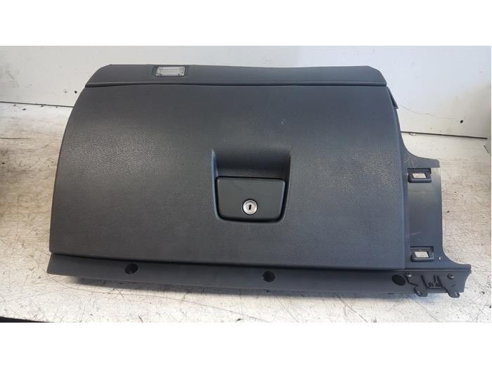 Begagnade Handskfack Volvo V50 (MW) 2.0 D 16V Pris € 30,00 Marginaltabell erbjuds av Autodemontagebedrijf Smit