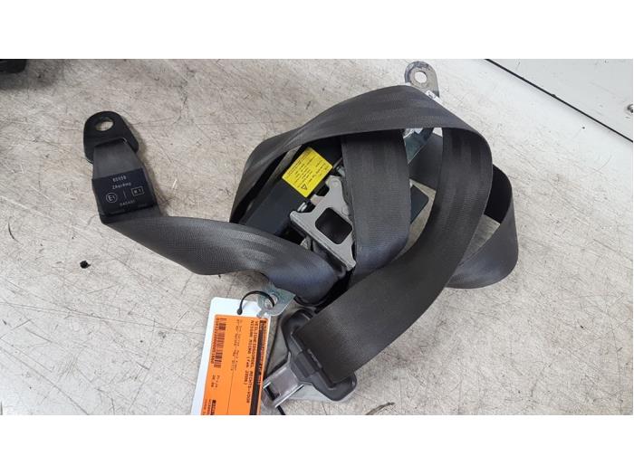 Front seatbelt, right from a Nissan Micra (K12) 1.5 dCi 65 2006