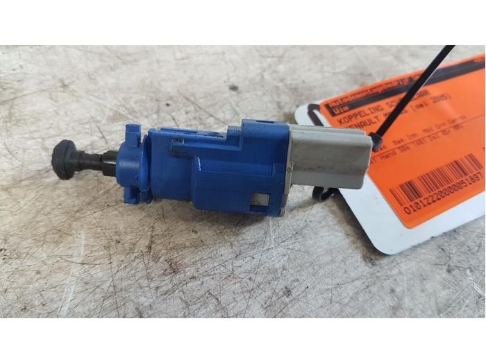 Używane Przelacznik sprzegla Renault Modus/Grand Modus (JP) Cena € 10,00 Procedura marży oferowane przez Autodemontagebedrijf Smit