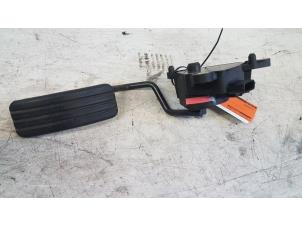 Used Accelerator pedal Renault Clio III (BR/CR) 1.2 16V 75 Price € 20,00 Margin scheme offered by Autodemontagebedrijf Smit